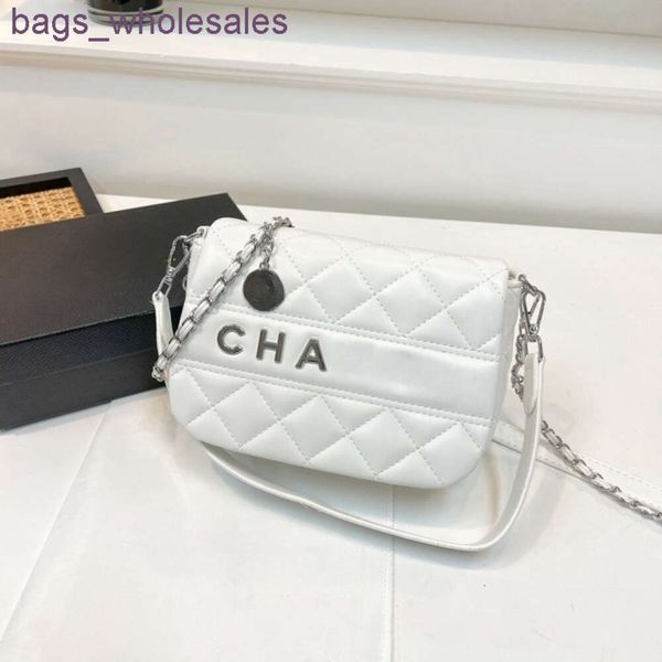 Promoção de liberação de bolsa de design 2024 nova grade de diamante com uma sensação de nicho Dign ombro único crossbody axilas