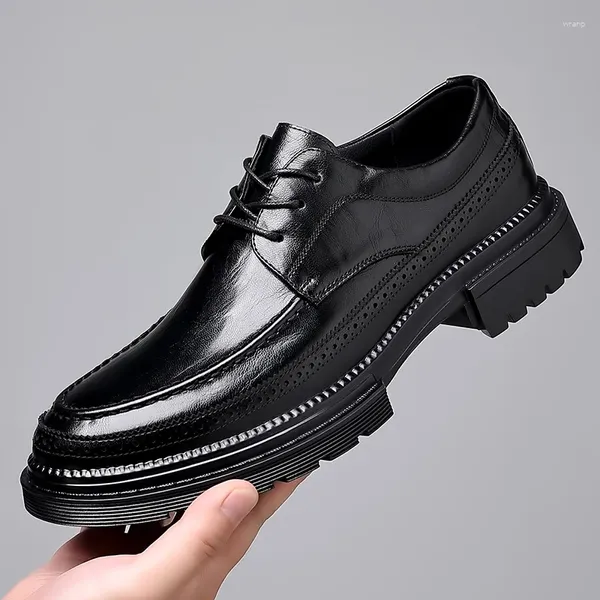 Scarpe casual in pelle verniciata da uomo Oxford Brogue sneakers stile britannico scarpe da ginnastica abito formale con plateau a punta