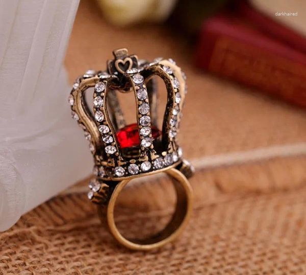 Cluster-Ringe Vintage rote Imitation Edelstein-Kristall-Krone für Frauen Antikgold Farbe Fingerring Schmuck