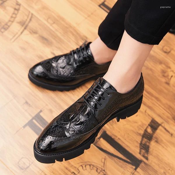 Casual Schuhe Männer Mode Brogue Party Nachtclub Kleider Schwarz Flut Patent Leder Plattform Schuh Gentleman Carving Brock Turnschuhe Mans