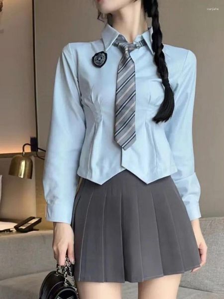 Abiti da lavoro College Set uniforme avvolgente in vita Camicia da ragazza piccante Camicia Gonna a pieghe Dolce Cravatta solida Emblema Autunno femminile Fresco in due pezzi