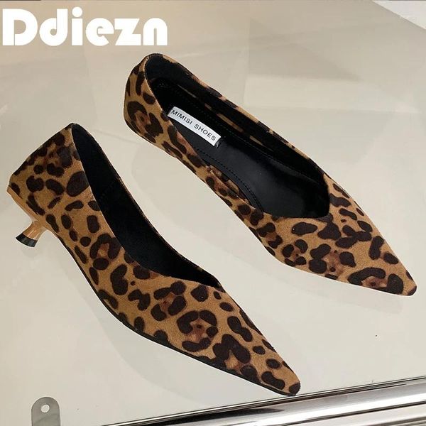 Sapatos calçados de vestido leopardo 959 mulheres bombas saltar 2024 em moda pontuada ladrinho lapso de salto baixo slides femininos sandálias 5 com caldo