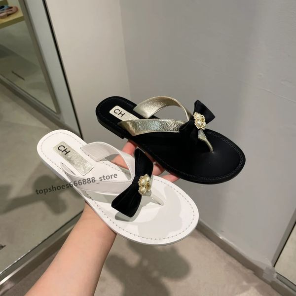 Paris 2024 Summers Kadın Terlik Moda Klip Ayak Tip Yumuşak Sole Yay Slaytlar Lüks Tasarımcı Ayakkabı Bayanlar Günlük Açık Plaj Daireleri Sandal Chanes Flip Flops Tory