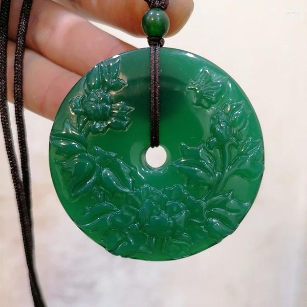 Anhänger Chinesische natürliche weiße Chalcedon handgeschnitzte Chrysantheme Sicherheitsschnalle Jade Anhänger Modeschmuck weibliche Achat Halskette