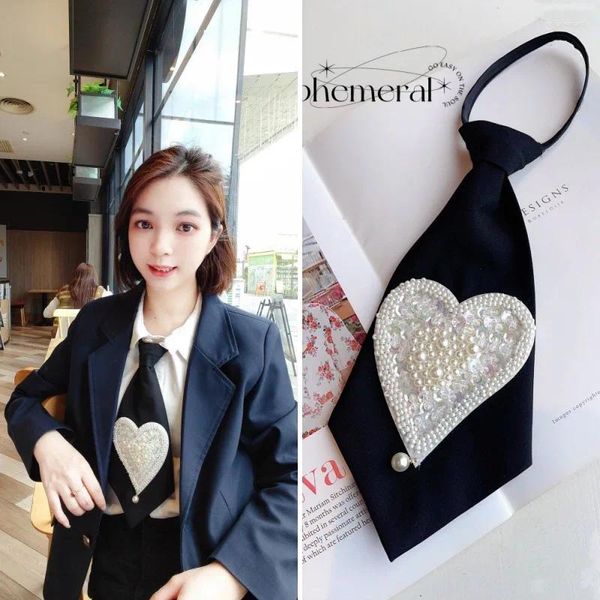 Papillon Perla a forma di cuore Cravatta ricamata Papillon Gioielli fatti a mano Accessori per camicia uniforme stile college da donna coreana
