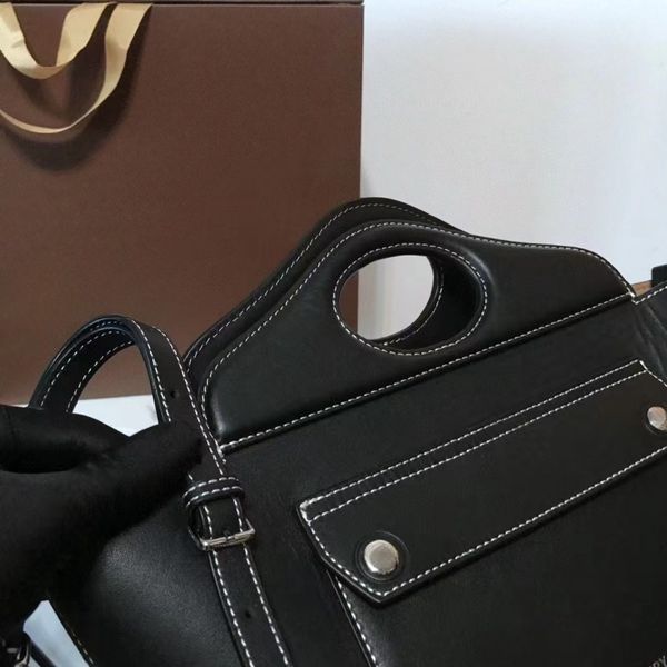 la nuova borsa da donna di design ha una delicata borsa tote realizzata in pelle di vitello italiana. La tracolla staccabile con tasche multiple ha dimensioni progettate 23 * 13 * 26 cm