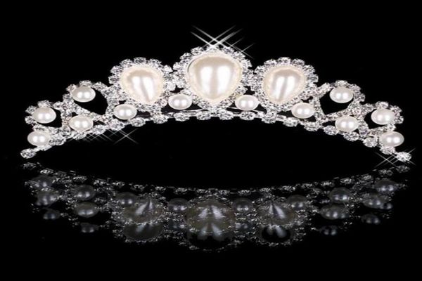 Günstige 18017 Schöne elegante Mitation Perle Strass Inlay Krone Tiara Hochzeit Braut Haarkamm Kronen für Abschlussball Party Abend4394217