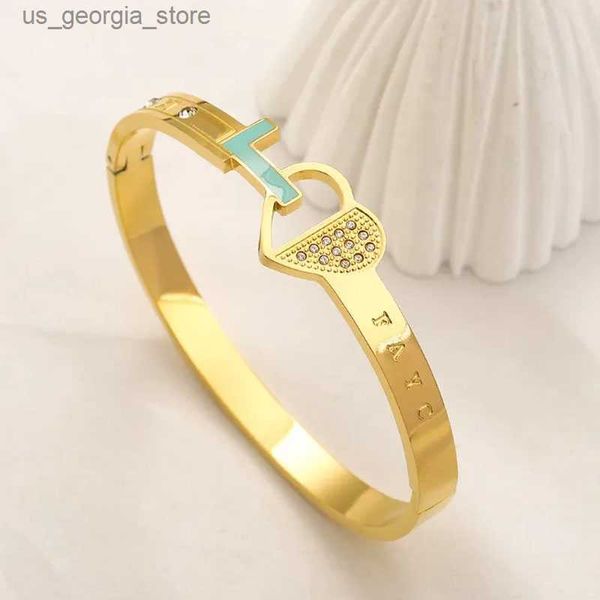 Braccialetti con ciondoli Braccialetti di lusso Nuovi braccialetti con polsini Bracciale in metallo placcato oro 18 carati Regali di marca Bracciale a cuore Progettato per le donne Moda Amore Gioielli Accessore all'ingrosso