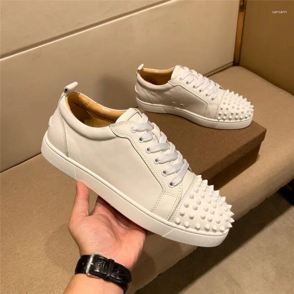 Sapatos casuais masculinos rebite cabeça prego sola vermelha couro real superior baixo topo plana marca de moda europeu pequeno branco