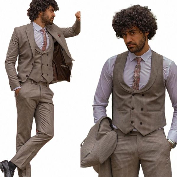 grigio Abiti da uomo su misura 3 pezzi Blazer Gilet Pantaloni con visiera Risvolto monopetto Gessato Matrimonio Slim Custom Made Plus Size E1xf #