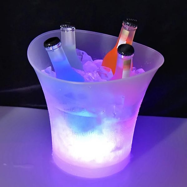 Balde de gelo 5L com luz de 6 cores à prova d'água LED Ice Bar Nightlub Up Champagne Whiskey Beer Bars Party Decor 240315