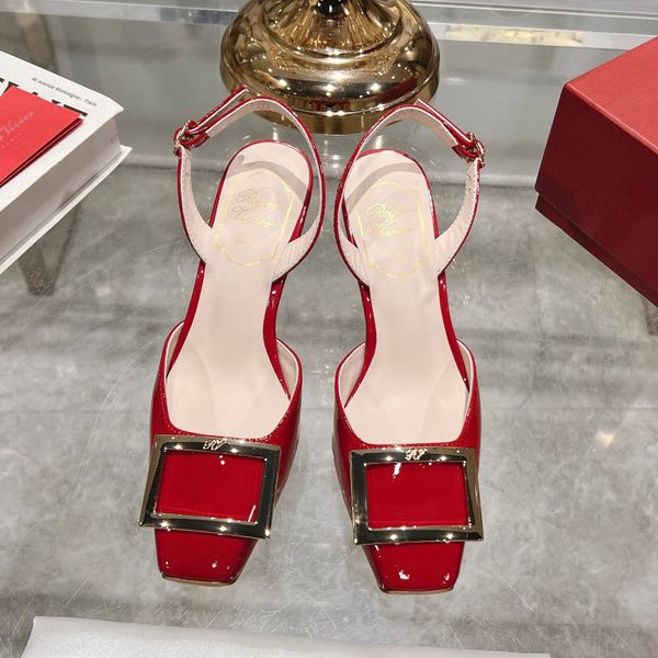 Sandálias de grife para mulheres irradiam elegância: saltos vermelhos e dourados para cada ocasião especial O conforto encontra a alta moda