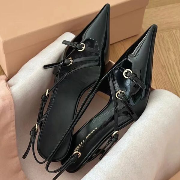 Borgonha Logo Baixa Patente Patente Leatde Slingback é decorado com calasco preto Sapatos de vestido de grife de luxo de luxo de luto de gatinho de tornozelo