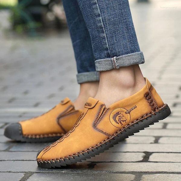 Sapatos casuais masculinos deslizamento em couro moda respirável plana baixa superior andando para homens sola macia mocassins de condução