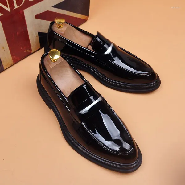Sapatos casuais masculinos moda couro envernizado deslizamento-on sapato de condução negócios casamento formal vestido preto elegante marca designer mocassins zapatos