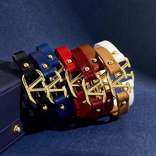 bracciale di design Bracciale classico in pelle da uomo braccialetti di design da donna braccialetto largo regolabile designer di gioielli hardware placcato in oro braccialetto con ciondoli alla moda