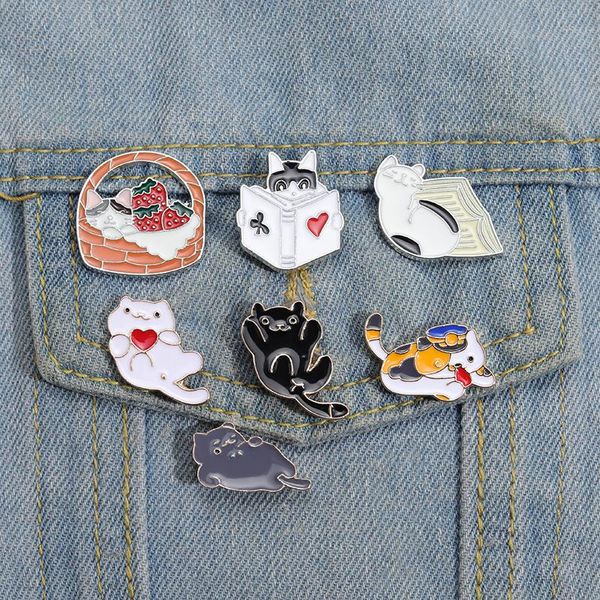 Cartoon Cat Broche Pin Pin preto Animal Branco Reading Kitten Distrannte