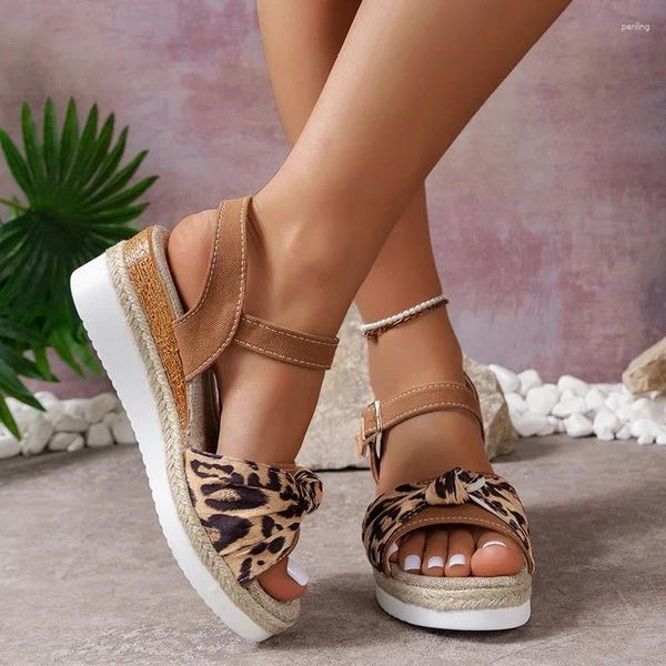 Sandalet kadın leopar yüksek topuklu kama ayakkabıları yaz plaj elbise terlikleri 2024 tasarımcı pompalar flip flops femme zapatillas