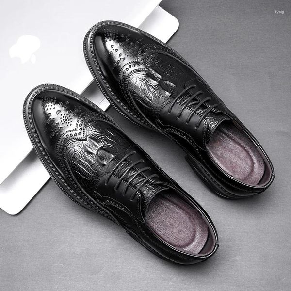 Sıradan ayakkabılar klasik İngiliz tarzı sivri uçlu ayak deri erkekler oxfords iş resmi brogue flats düğün