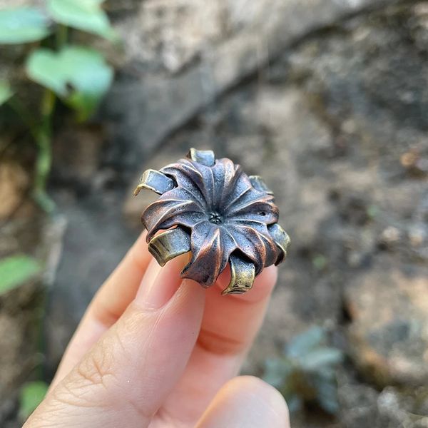 Latão cobre flor faca contas ao ar livre ferramentas edc engrenagens diy paracord cordão pingentes sobrevivência pulseira chaveiro acessórios 240325