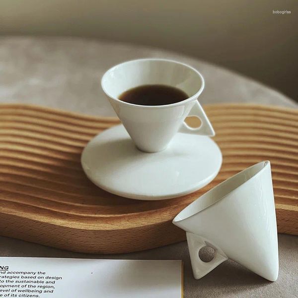 Tazze Piattini Tiktok Creativo Piramide Arte Nero Tazza di caffè Piattino Set Bone China Cono Tazza per caffè espresso Cafe S Piccolo bicchiere da tè