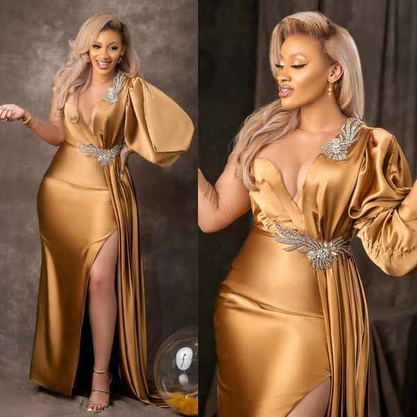 2024 Plus Size Vestidos de Noite de Ouro Elegantes Vestidos de Baile para Ocasiões Especiais Mangas Compridas Sheer Neck Side Split Vestido Formal Frisado Vestidos de Aniversário Vestido De AM582