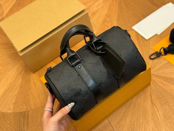 2024 Novo design de moda de luxo para homens e mulheres bolsa de travesseiro clássica universal produção de couro preto de alça longa destacável bolsa casual cruzada