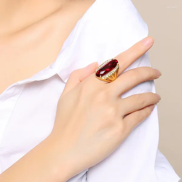 С боковыми камнями 2024 SIZZZ 10 мм обручальное кольцо из титановой стали, красный стеклянный камень, винтажное золото для женщин
