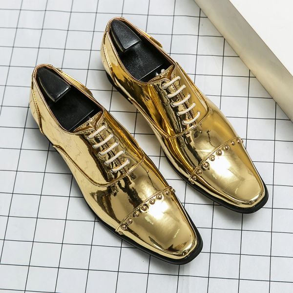 2023 novos sapatos de couro de patente de renda masculina de ouro apontou toe sapatos azuis moda refletir luz sapatos masculinos para festa de casamento