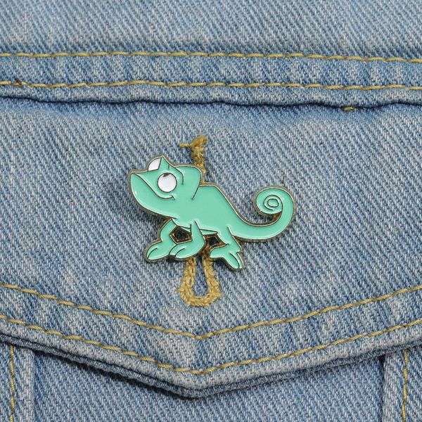 Broches de esmalte camaleão verde desenho animado, broches de lagarto fofos personalizados, emblemas de lapela, joias de animais, presente para crianças e amigos