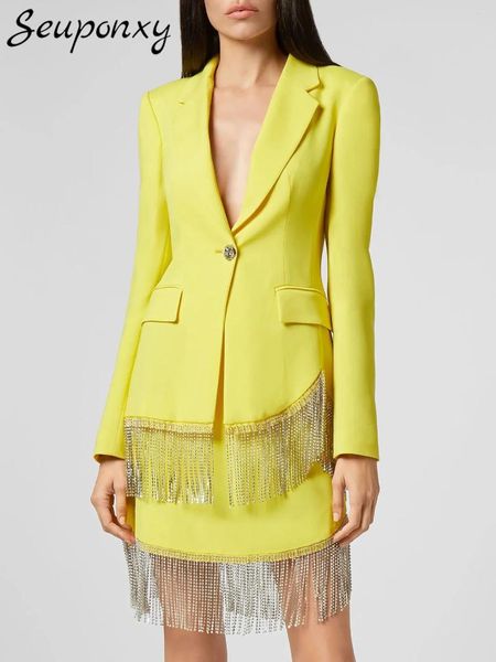 Vestidos de trabalho de alta qualidade 2024 moda feminina conjunto amarelo sexy com decote em v manga comprida blazer corrente borla saia festa clube 2 peças