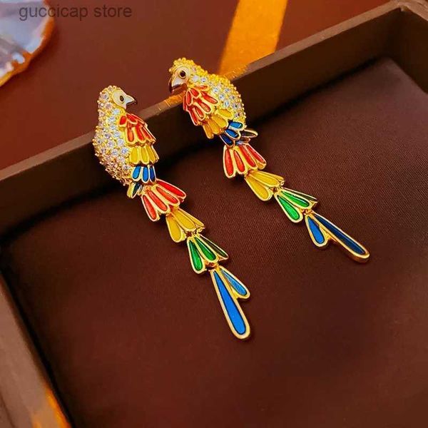 Charme personalisierte bunte Papagei Ohrringe für Frauen glänzende Strass Kupfer Ohrstecker Vögel Anhänger Ohrring Casual Schmuck Y240328
