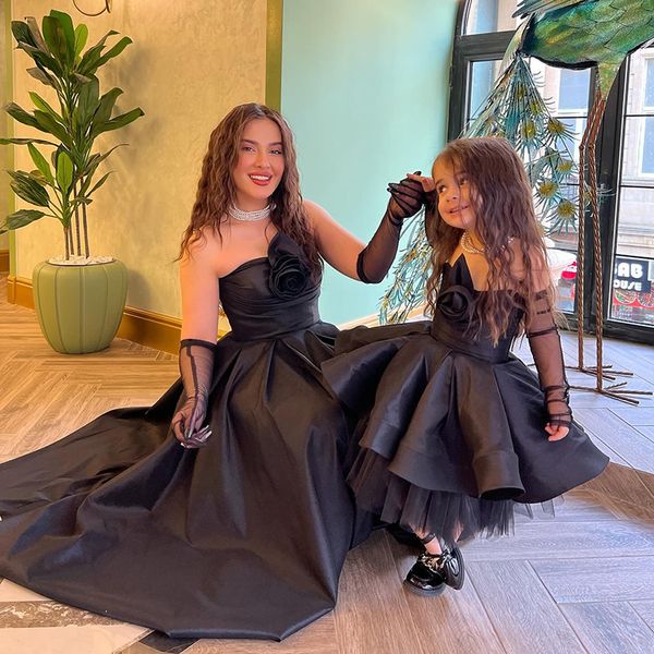 Klassiker schwarz eine Linie Prom Kleider trägerlos mit handgefertigtem Blumenpartykleid Customized Mutter und Tochter spezielles OCN -Kleid 415