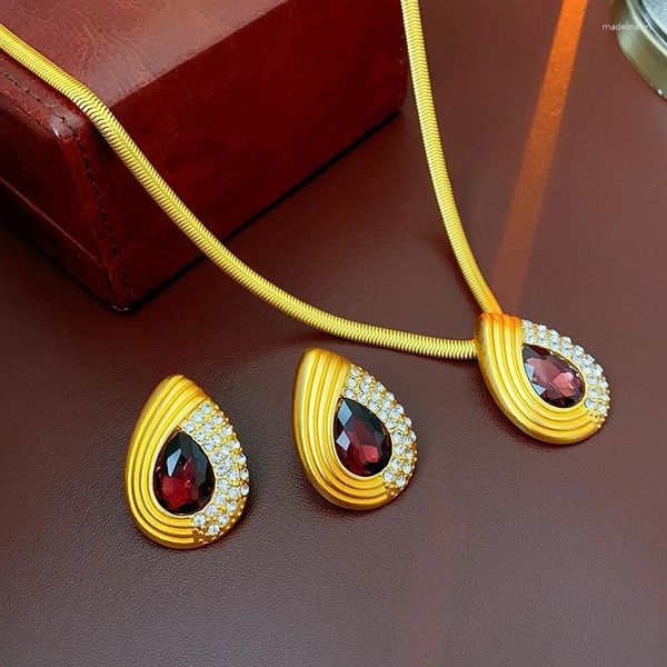 Orecchini a bottone Influencer Moda Collana con orecchio a forma di granato a goccia Set di gioielli Placcato in oro 18 carati Ciondolo con ciondolo in zircone con pietra preziosa rossa rubino