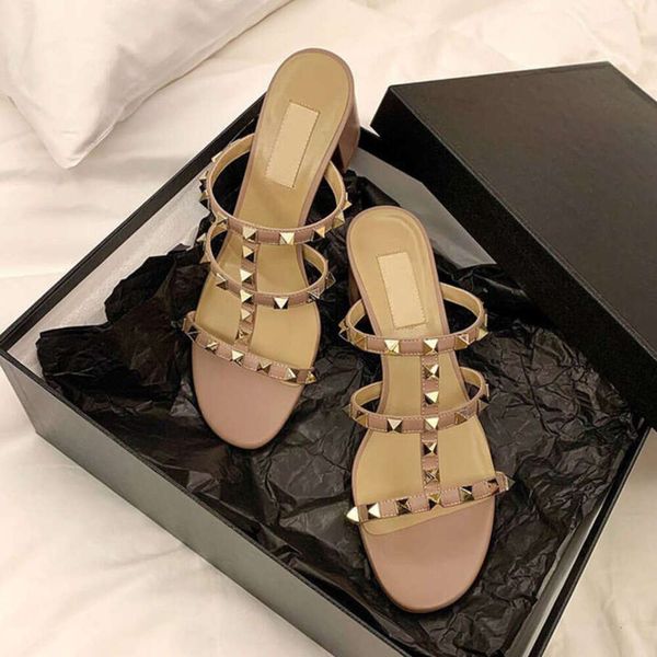 Sandalen Luxus Designer Sandale Sommer Damen Slide Schuhe Slipper 2024 Neue Leder Stud Nude Niet Dicke Absätze Vielseitige Mode