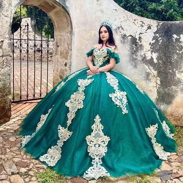 Verde esmeralda brilhante quinceanera vestidos para 16 menina fora do ombro apliques de ouro rendas tull princesa aniversário baile de formatura vestidos