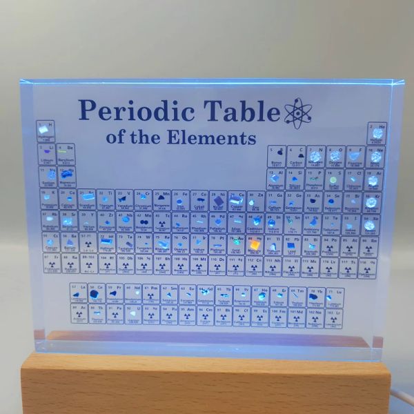 La tavola periodica in miniatura presenta elementi a base acrilica all'interno della chimica didattica dei bambini. Campioni di elementi reali. Decorazione di lettere