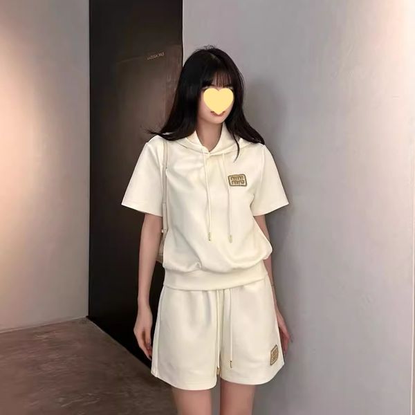 Тревожный костюм Женщины Женщины дизайнерская одежда Miui 24SS Новый логотип вышитый золотой нить буква с шортами с коротки