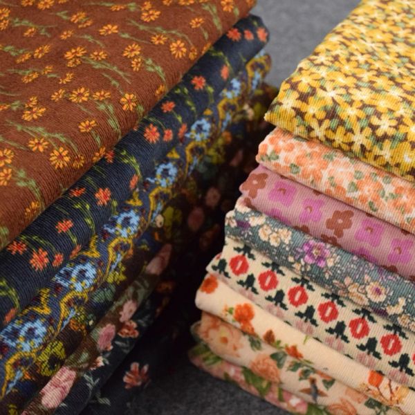 Tessuto Tessuto di velluto a coste floreale Nuovo arrivo Linea di fiori geometrici stampati per pantaloni eleganti da cucire Abiti superiori per bambini fatti a mano da Half Mete