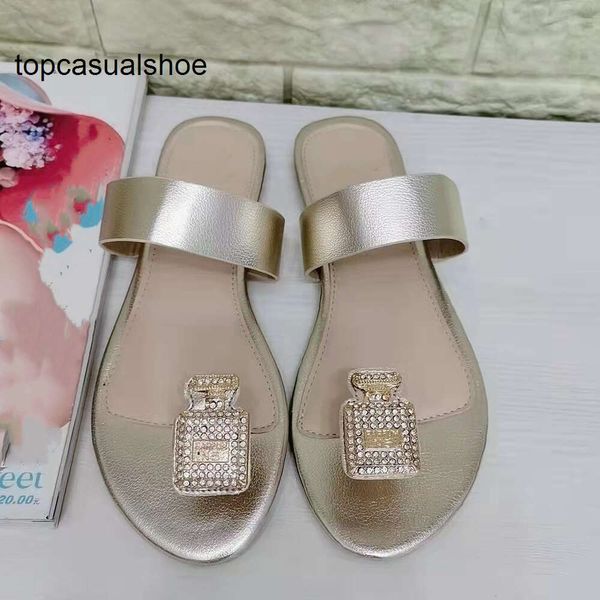 Chanelllies Diamond Fashion Women Shoes canaliza Sandálias Designers Slippers Flats tanga dedo do dedo do dedo do dedo do dedo dos slides chinelos de piscina de praia de praia