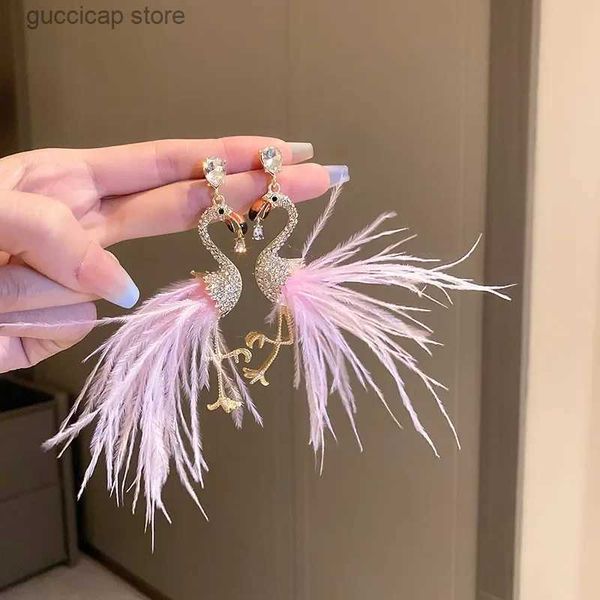 Charm Gold Farbe Vogel Tropfen Ohrringe für Frauen Koreanischen Stil Rosa Feder Strass Baumeln Ohrringe Modeschmuck Zubehör Y240328