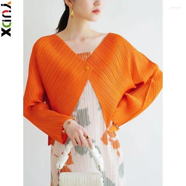 Camicette da donna YUDX Miyake Chic Camicia a pieghe solida per le donne Scollo a V maniche a pipistrello Bottone singolo Stile corto Top femminile 2024 Autunno