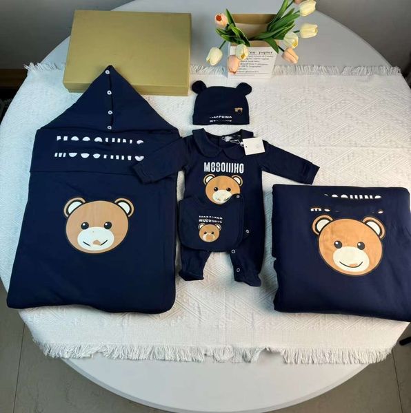 Designer recém-nascido urso carta impresso macacão ternos bebês sacos de dormir macacão algodão macio quente cama cobertores chapéu bib fralda 5pcs roupas infantis presente s1275