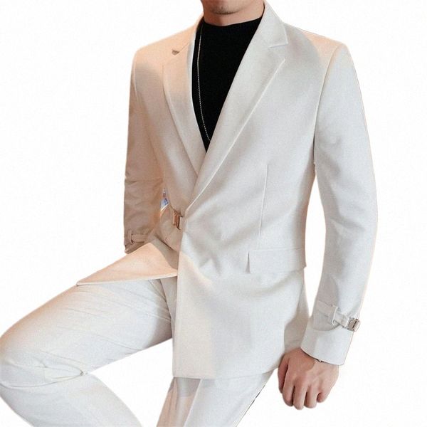 Tacca risvolto bianco / nero abiti abiti da sposa design cintura 2 pezzi giacca pantaloni giacca pantaloni su misura uomo imposta abiti da festa outfit o2yF #