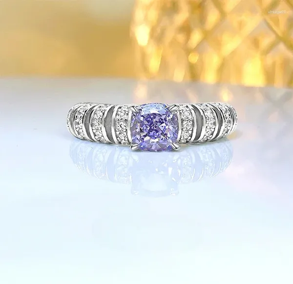 Cluster-Ringe Desire Heller, luxuriöser Ring aus 925er-Sterlingsilber mit violettem Diamant im Quadratschliff und vielseitiger Nische mit hohem Kohlenstoffgehalt