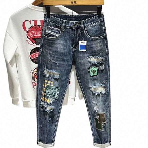 Jeans per uomo Pantaloni da cowboy maschili strappati affusolati Pantaloni grafici rotti strappati con fori di stampa Denim stile coreano Wed Stacked n3Ex #