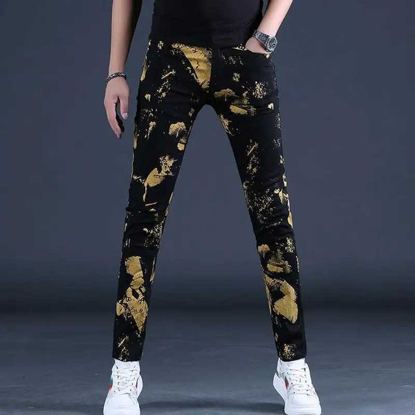 Jeans da uomo di lusso leggero da uomo slim fit pantaloni di jeans neri stampati a caldo sexy jeans alla moda tutti abbinati pantaloni jeans elasticizzati versione coreana;J240328