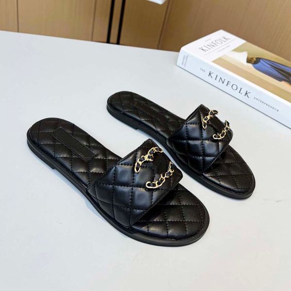 Pantofole firmate Sandali Nuove pantofole Scarpe basse da donna Pantofole casual in pelle da spiaggia per esterni con logo in metallo 01