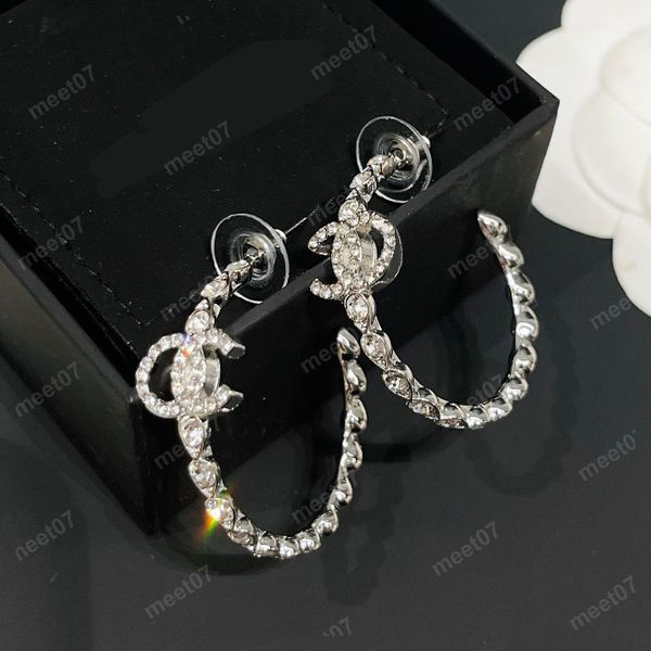 Brincos de argola de designer de moda com diamantes para mulheres e meninas, brincos de argola de diamante delicados e luxuosos