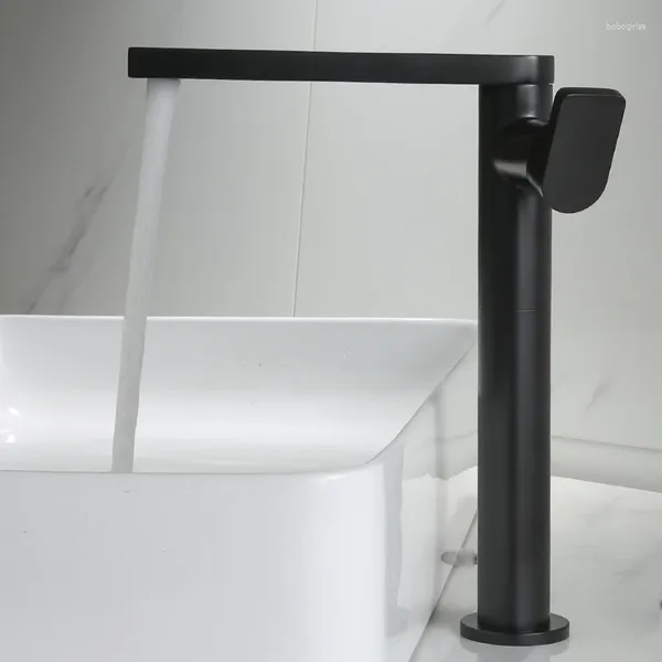 Rubinetti per lavandino del bagno Rubinetto nero semplice per lavabo e acqua fredda Piano da tavolo in oro spazzolato tedesco nordico tutto in rame